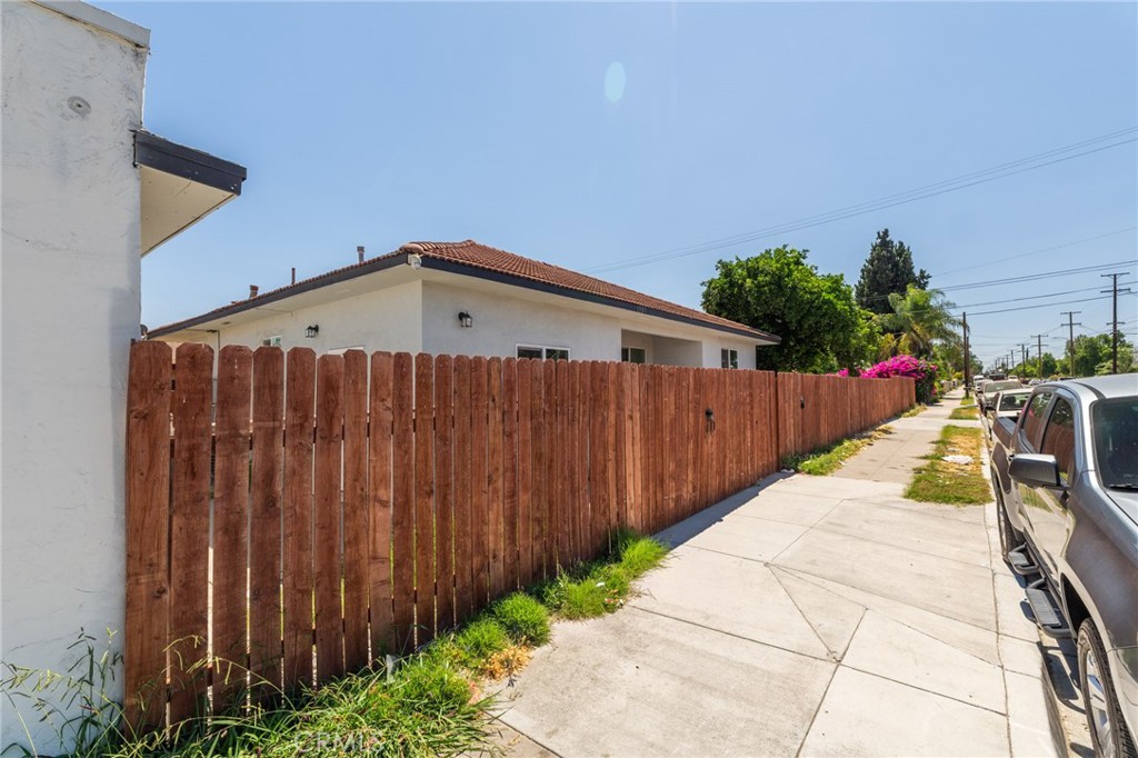 796 N Mount Vernon Avenue Property Photo 13