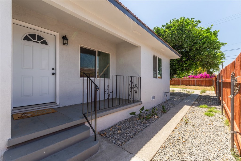 796 N Mount Vernon Avenue Property Photo 14