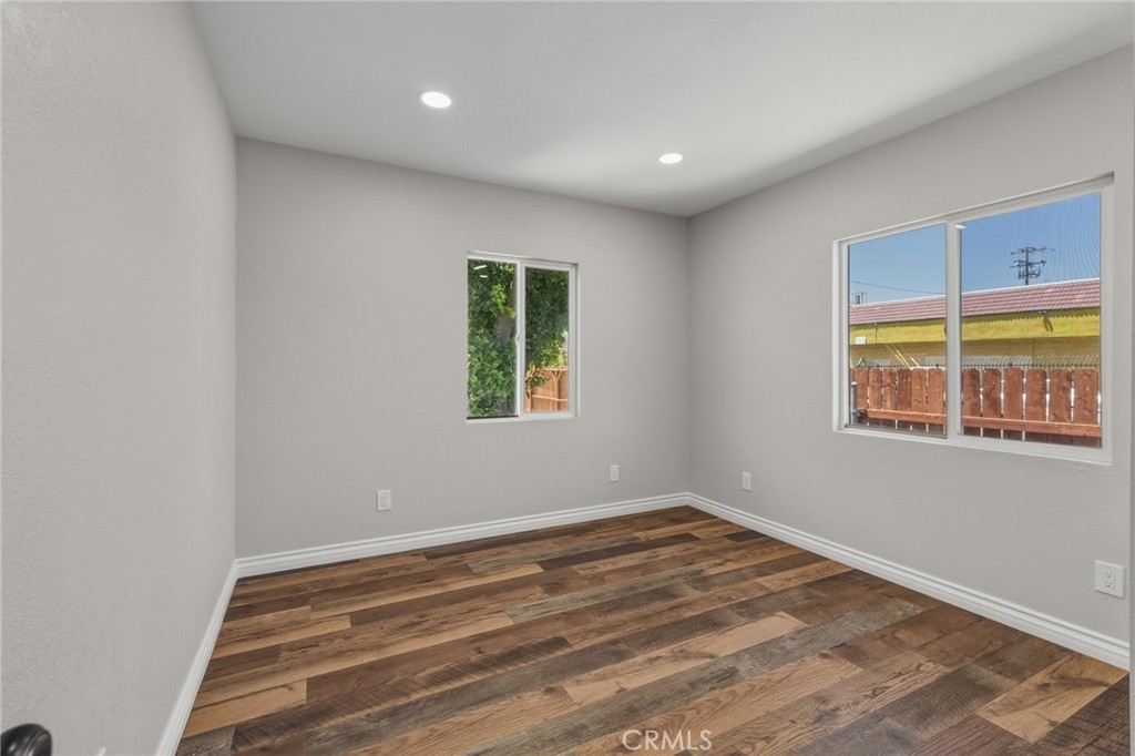 796 N Mount Vernon Avenue Property Photo 16