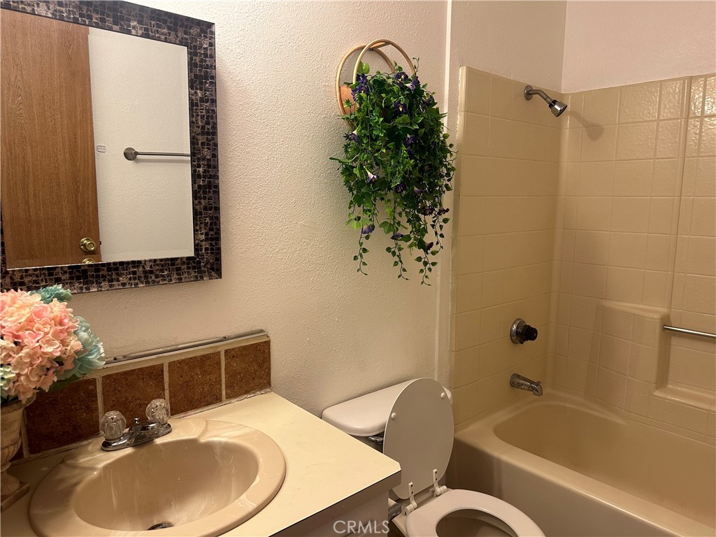 9888 Forest Ct Property Photo 6