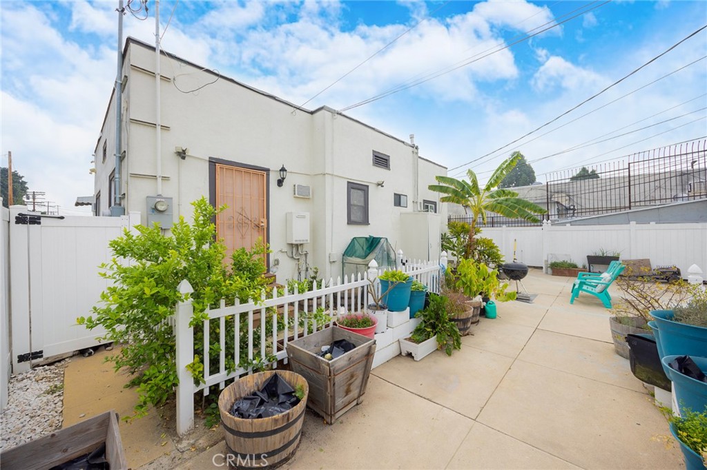 4019 S Van Ness Avenue Property Photo 3