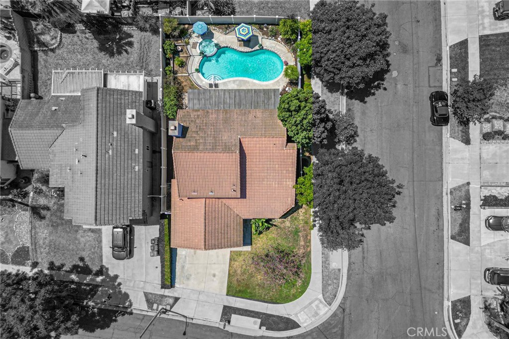 956 Hedges Property Photo 32
