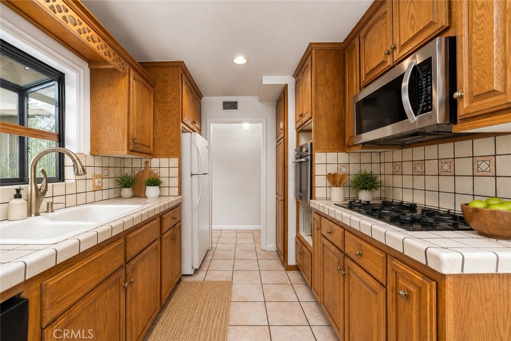 333 W Newburgh Street Property Photo 8
