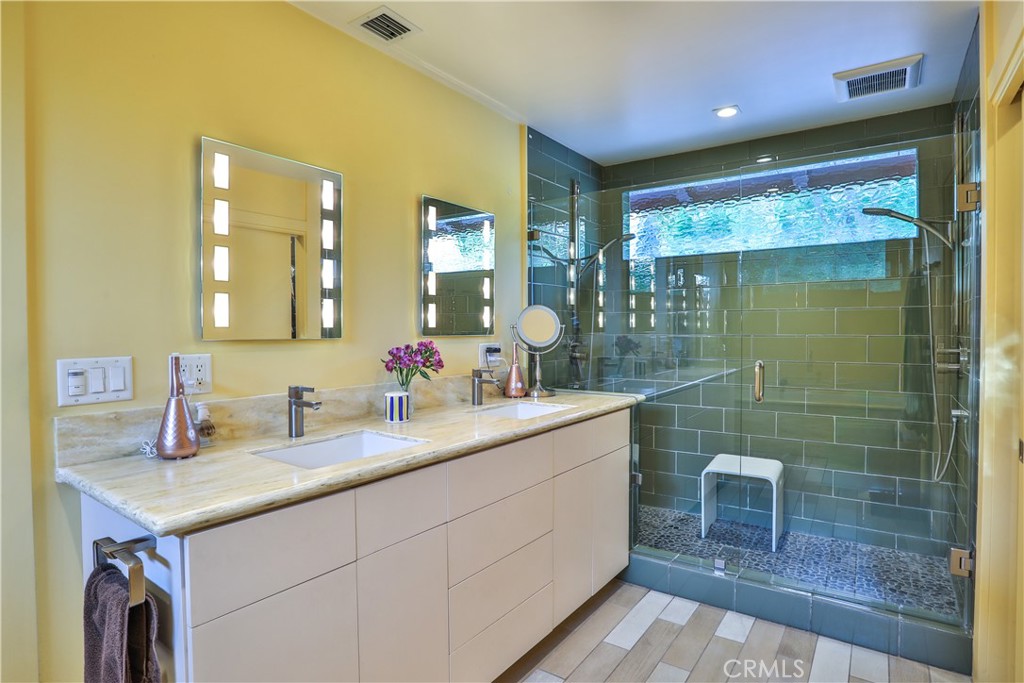 666 W 9th Street Property Photo 6