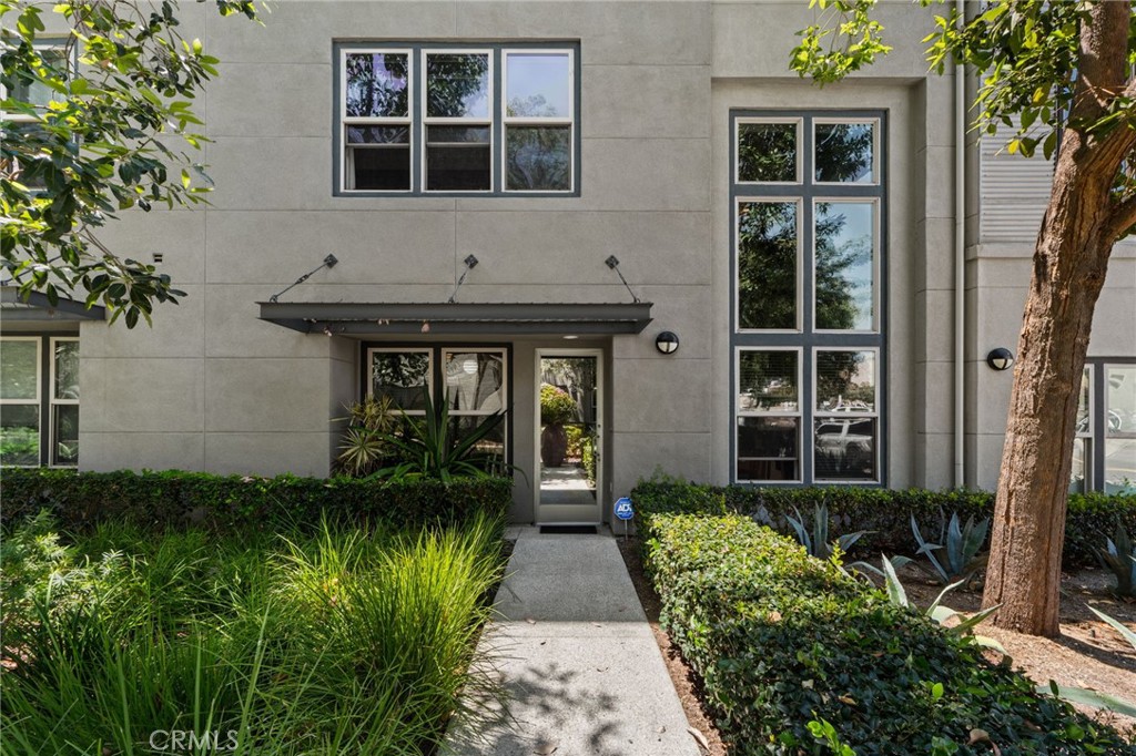 223 N Bush