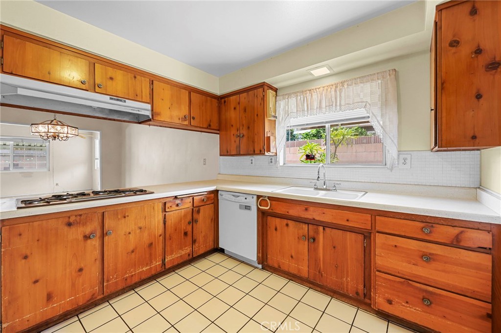 1676 E Wingate Street Property Photo 8