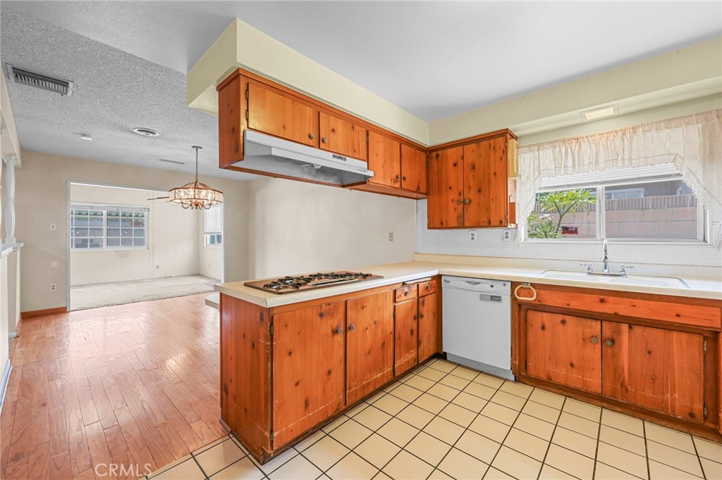 1676 E Wingate Street Property Photo 9