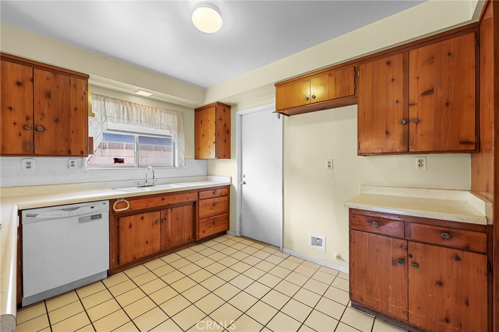 1676 E Wingate Street Property Photo 11