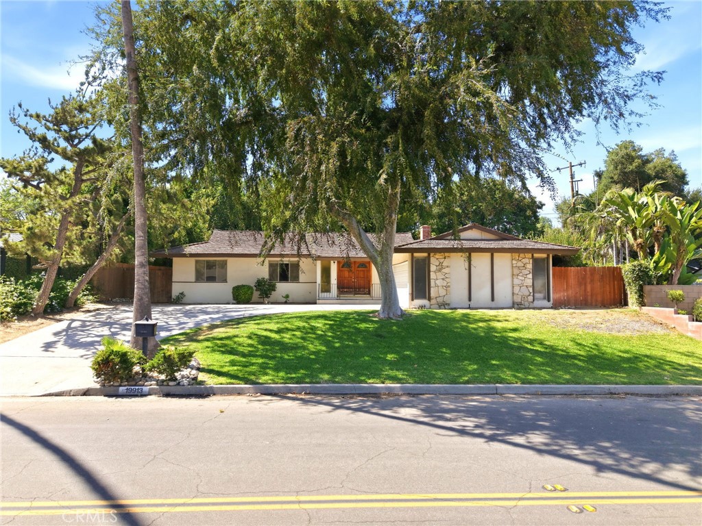 19913 E Rambling Road Property Photo 3