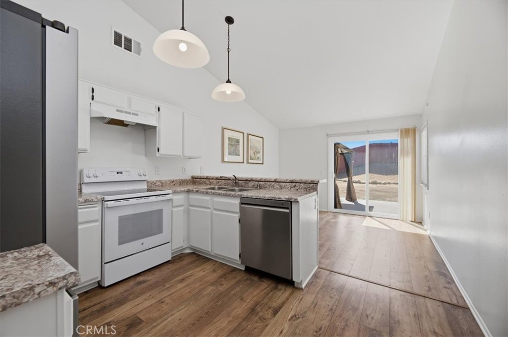 12348 Hythe Property Photo 6