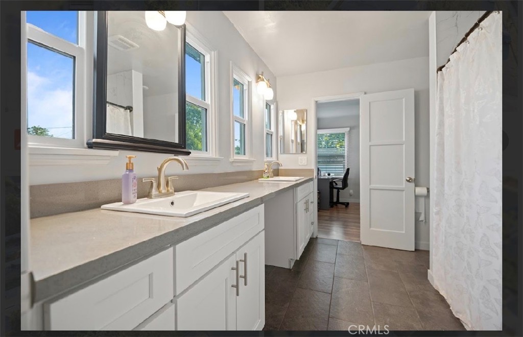 2498 N G St Property Photo 11
