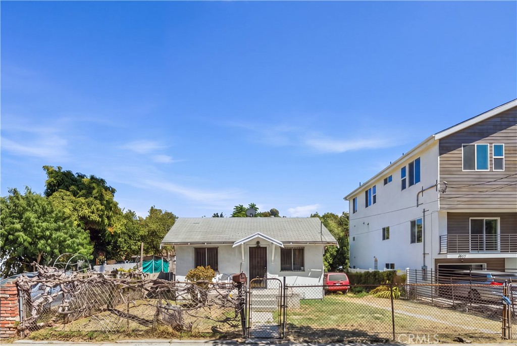 4524 Huntington Drive N Property Photo 1