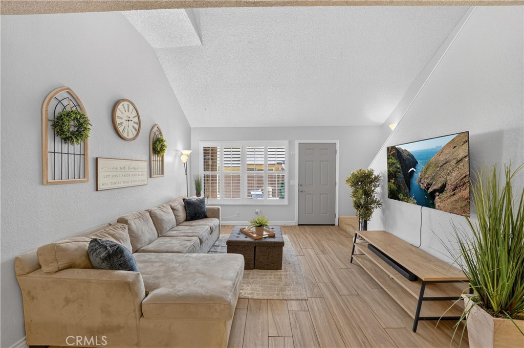 435 W 9th B3 Property Photo 4
