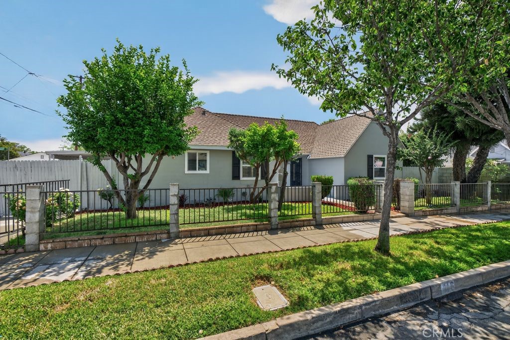 416 N Monterey Property Photo 3
