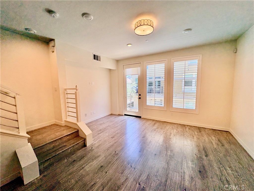 489 Rose Court E Property Photo 6