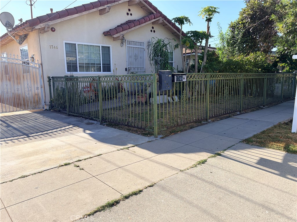 1746 Jackson Avenue A/b Property Photo 3