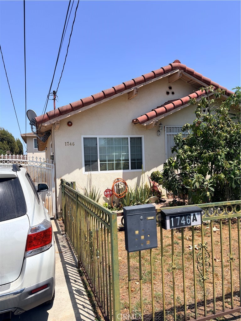 1746 Jackson Avenue A/b Property Photo 4
