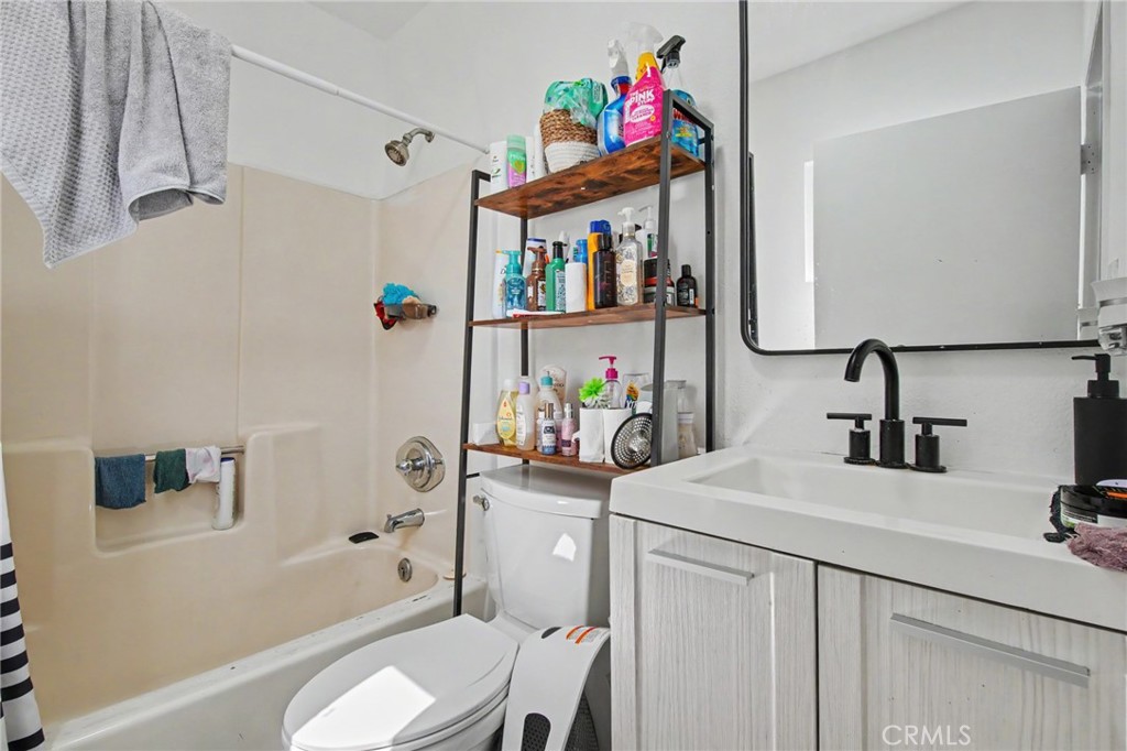 1423 W 65th Property Photo 15