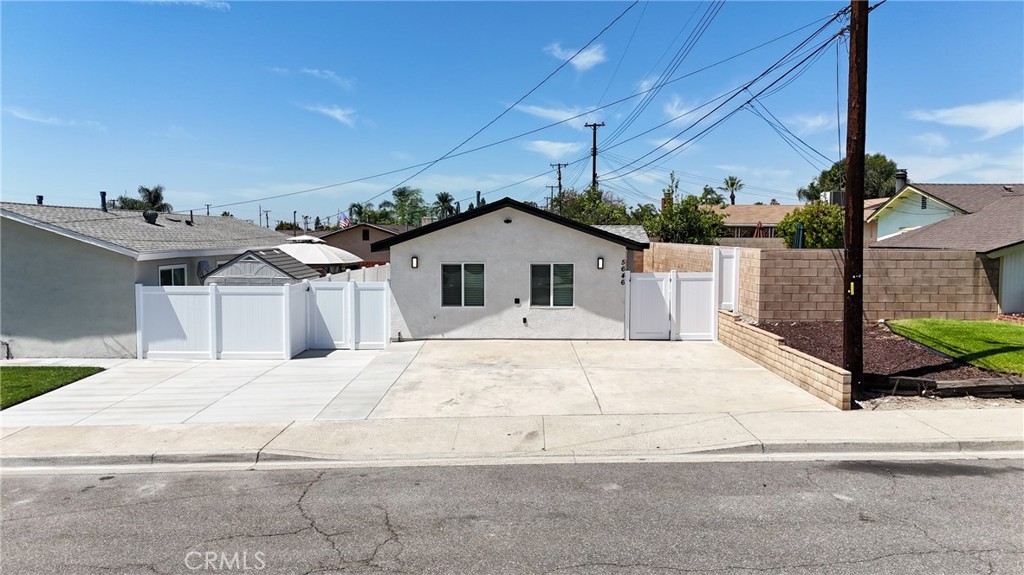 5646 Deodar B Property Photo 3