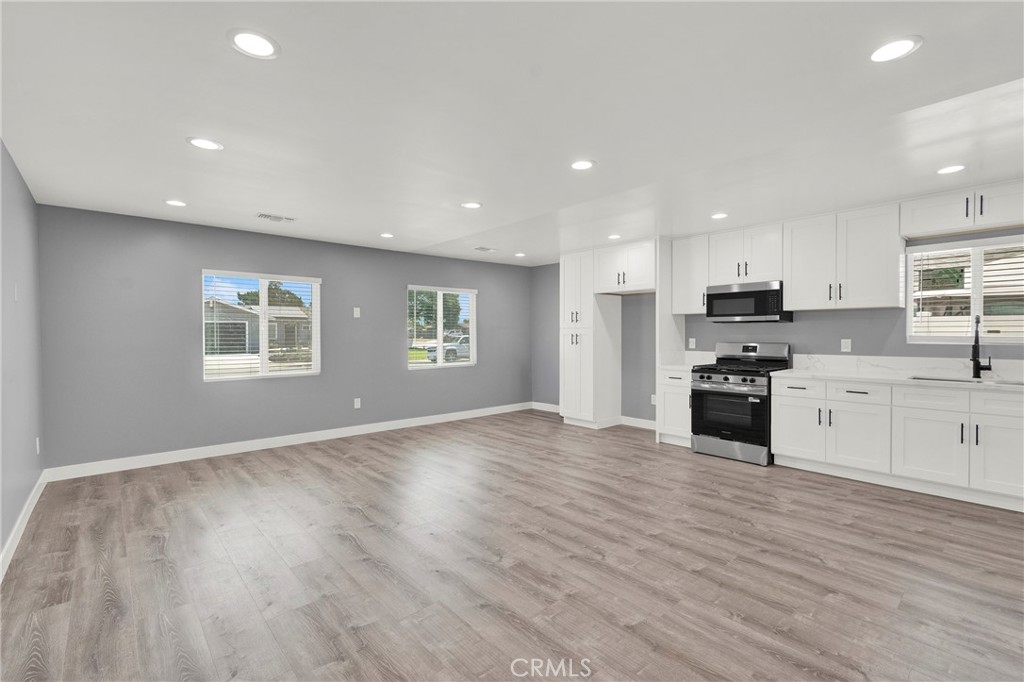 5646 Deodar B Property Photo 4