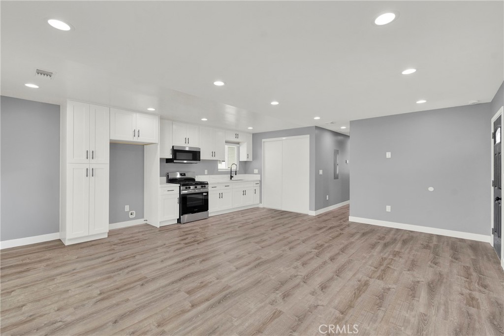 5646 Deodar B Property Photo 5