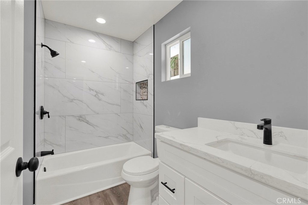 5646 Deodar B Property Photo 6