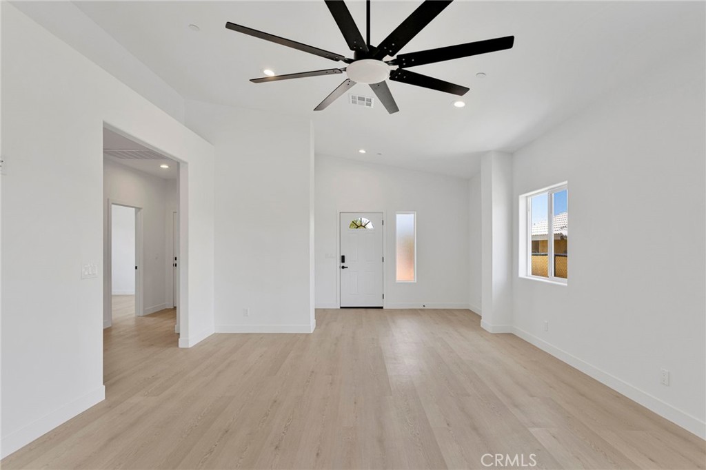 16443 Pine Street Property Photo 6