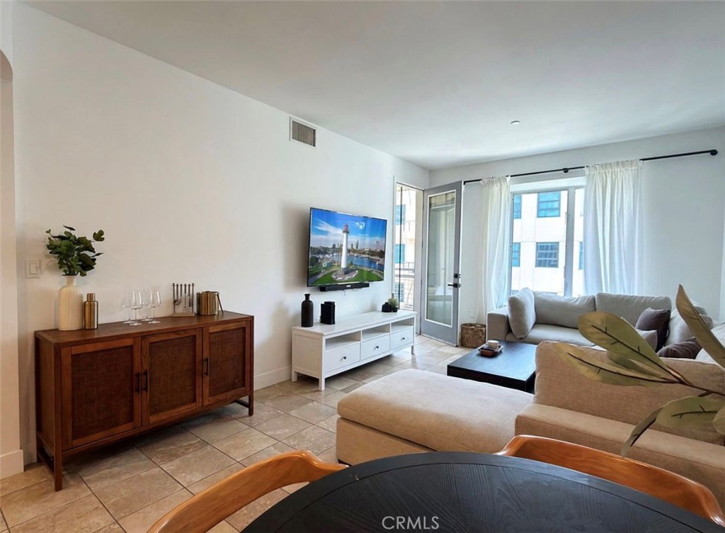 150 The Promenade N Property Photo 3