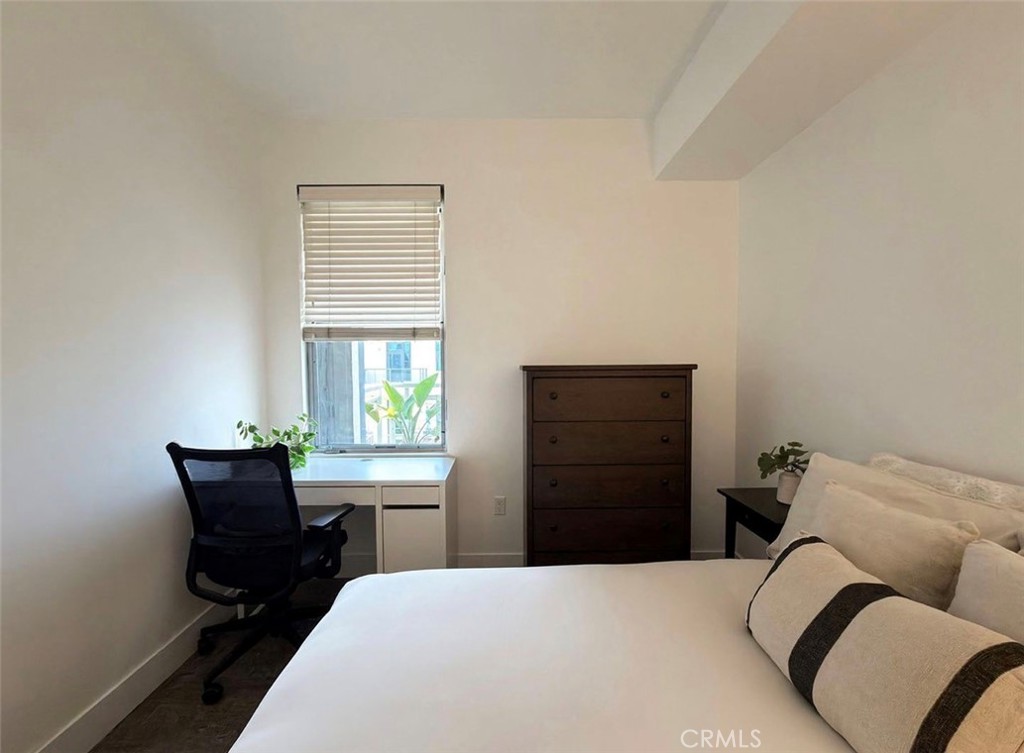 150 The Promenade N Property Photo 9