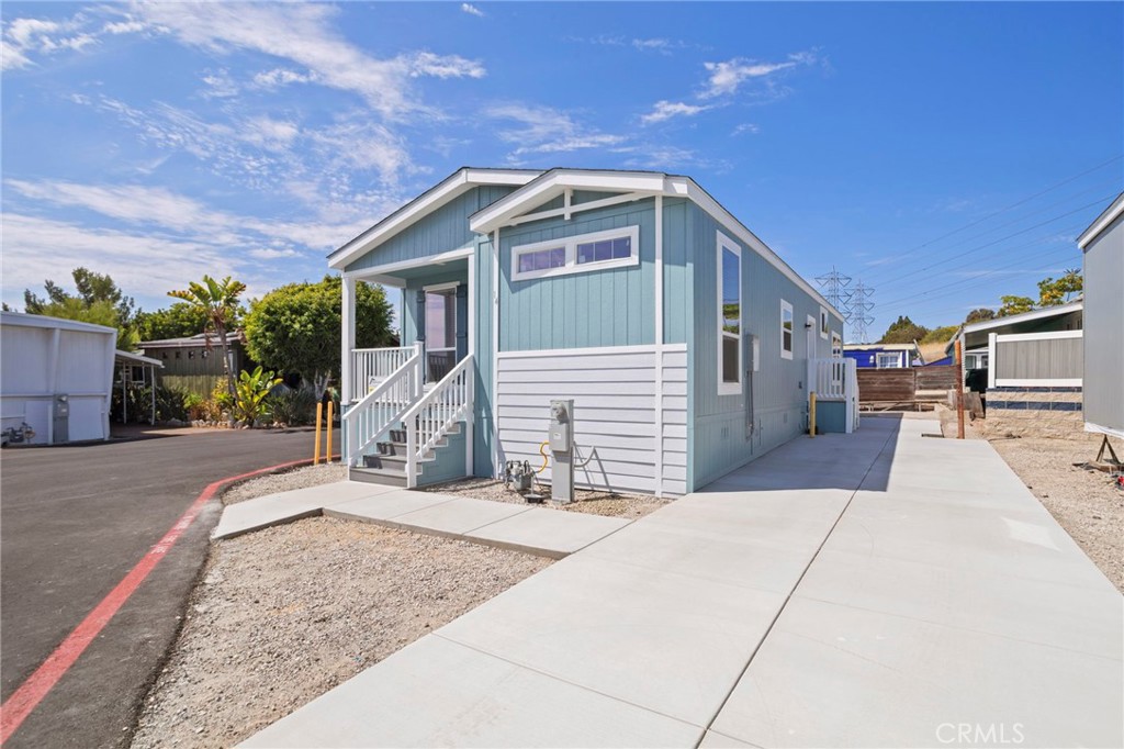 3030 Oceanside Boulevard 14 Property Photo 5