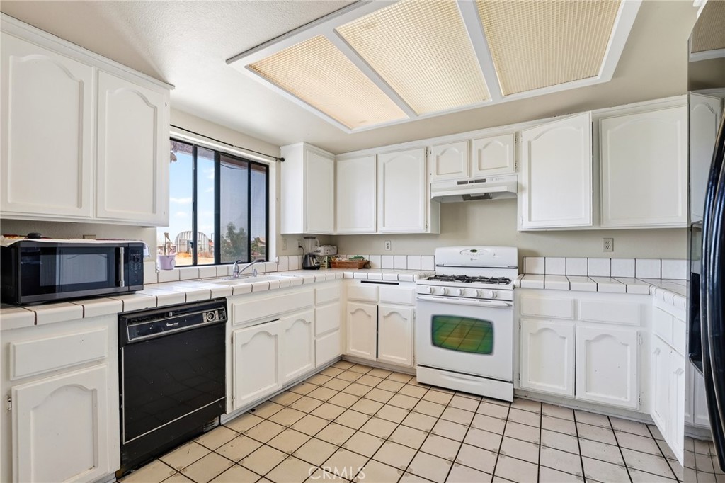 15072 Orange Street Property Photo 9