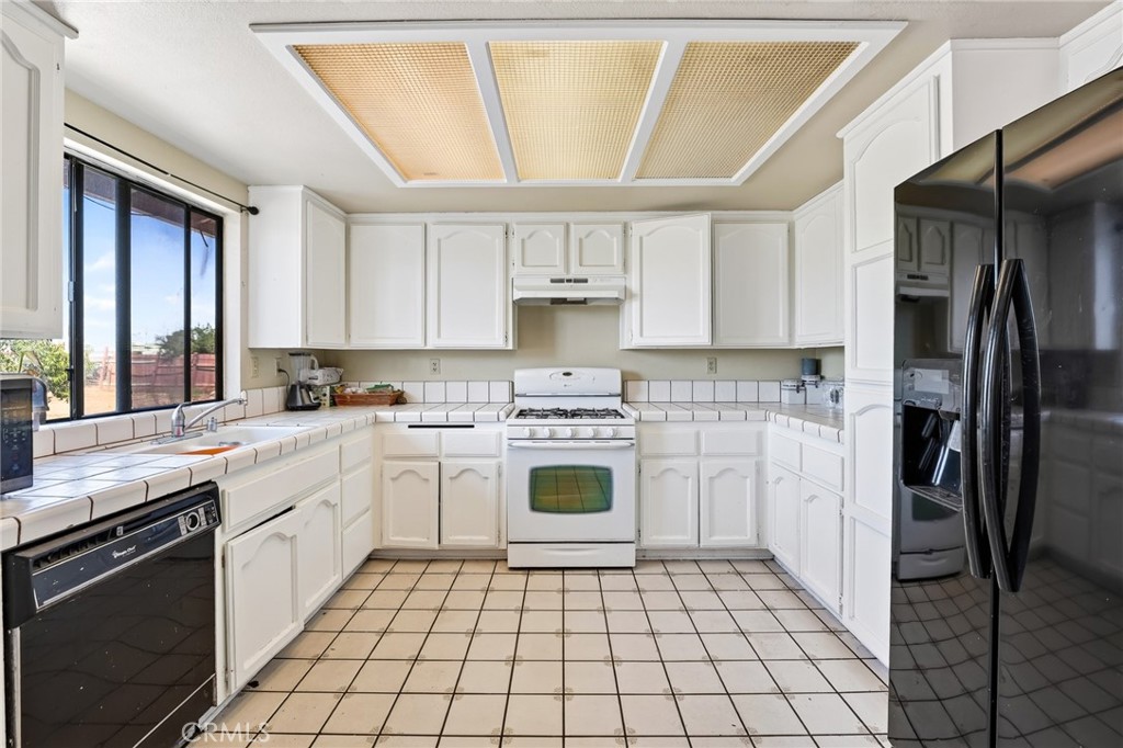 15072 Orange Street Property Photo 10