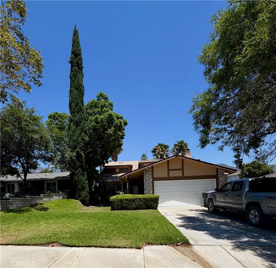 2404 Hyatt Property Photo 1
