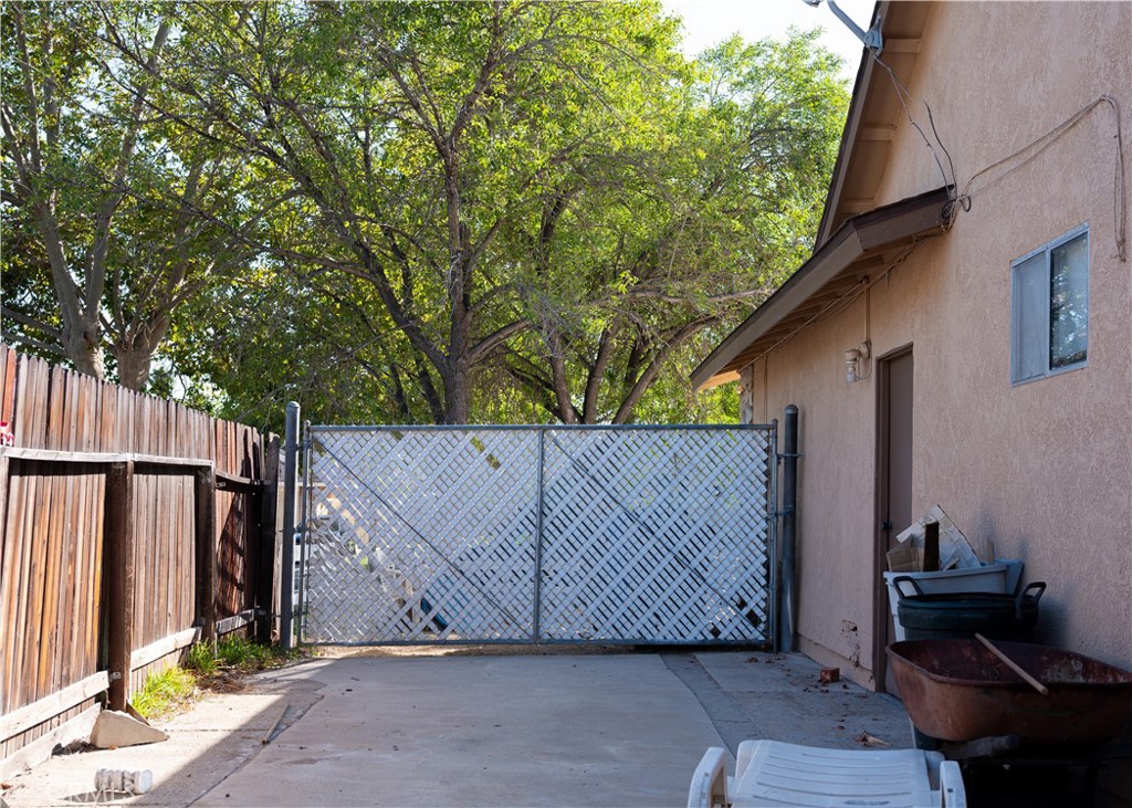 2404 Hyatt Property Photo 41