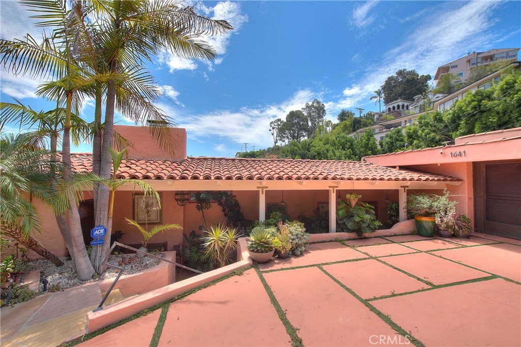 1641 N Crescent Heights Property Photo 3
