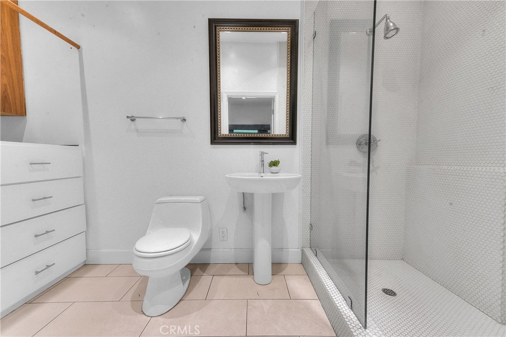 1641 N Crescent Heights Property Photo 38