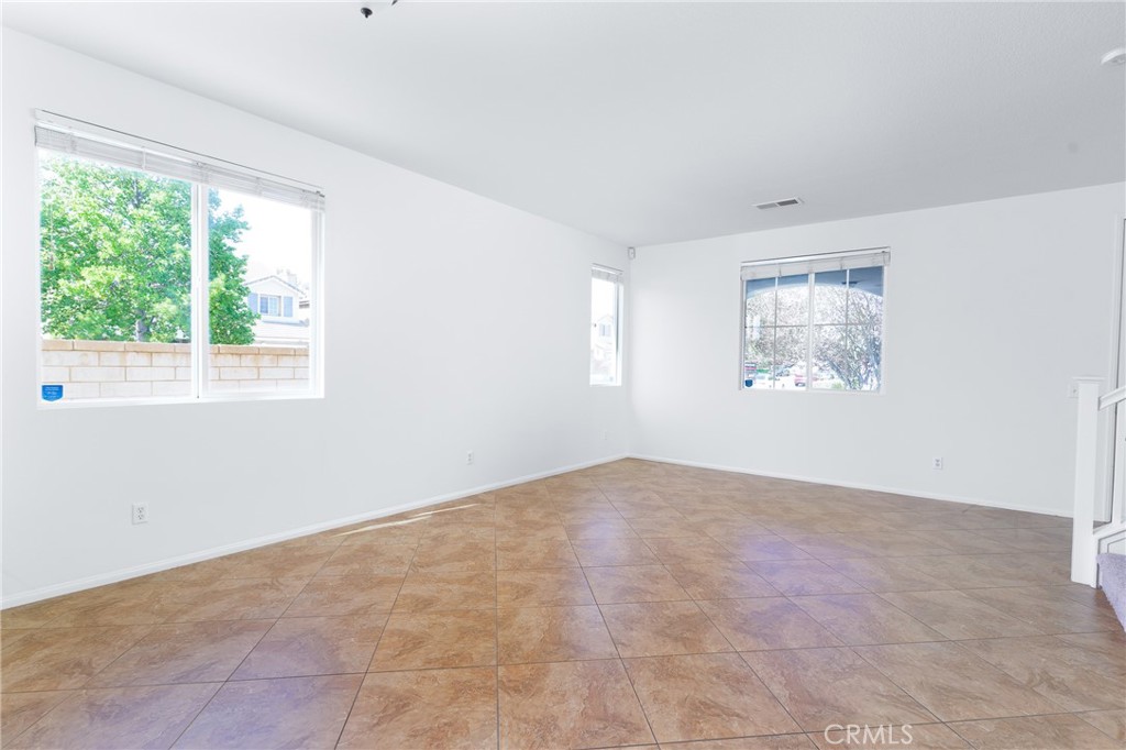 88 Ivory Property Photo 32