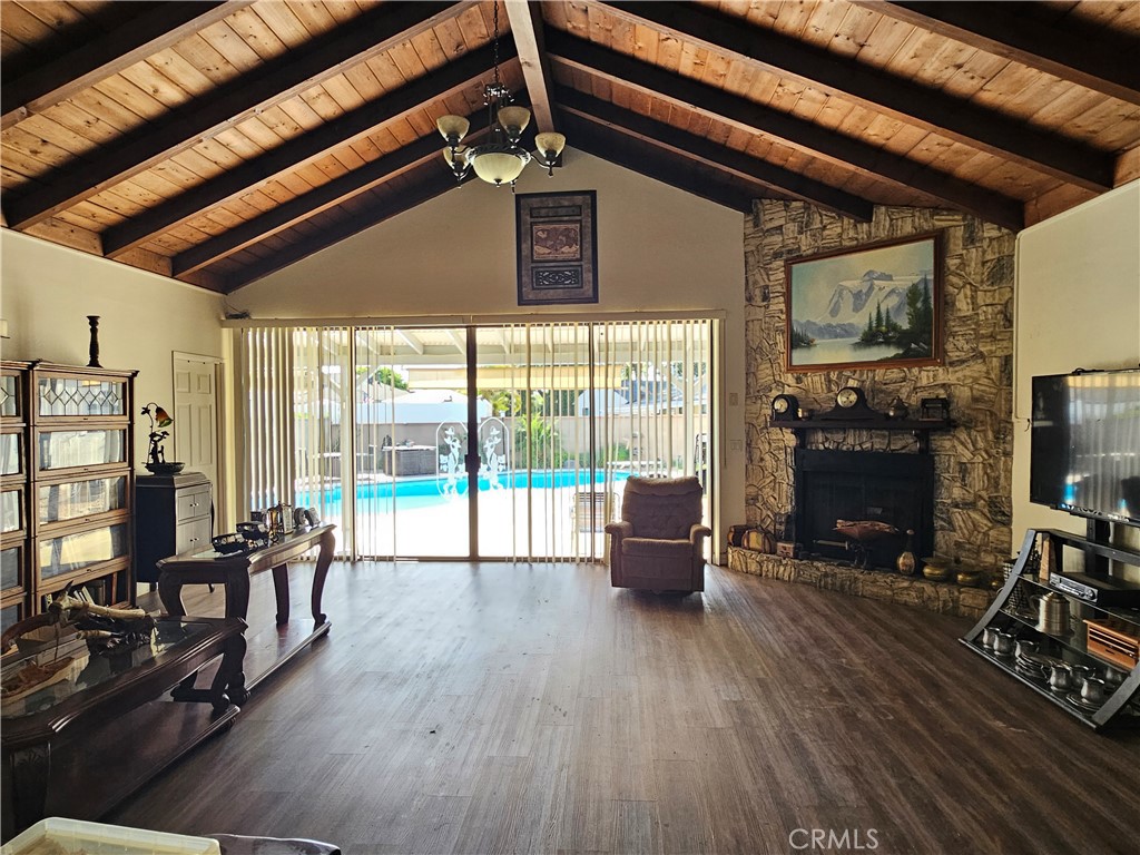 1179 N Viceroy Avenue Property Photo 2