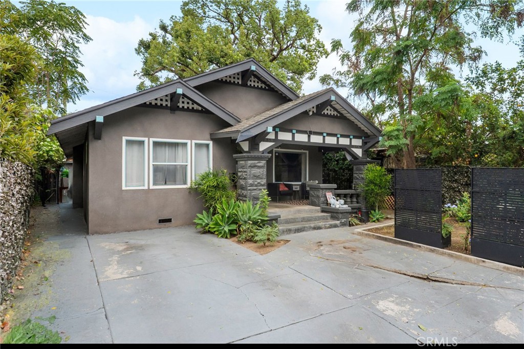 3858 S Hobart Boulevard Property Photo 1
