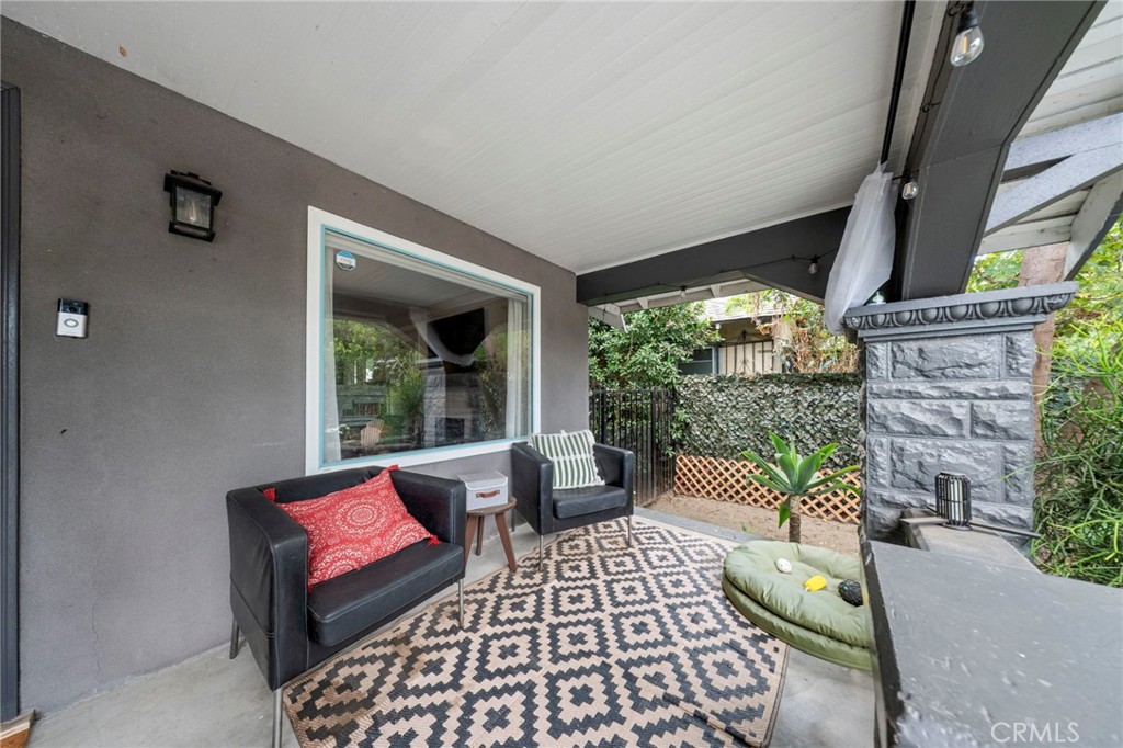 3858 S Hobart Boulevard Property Photo 3