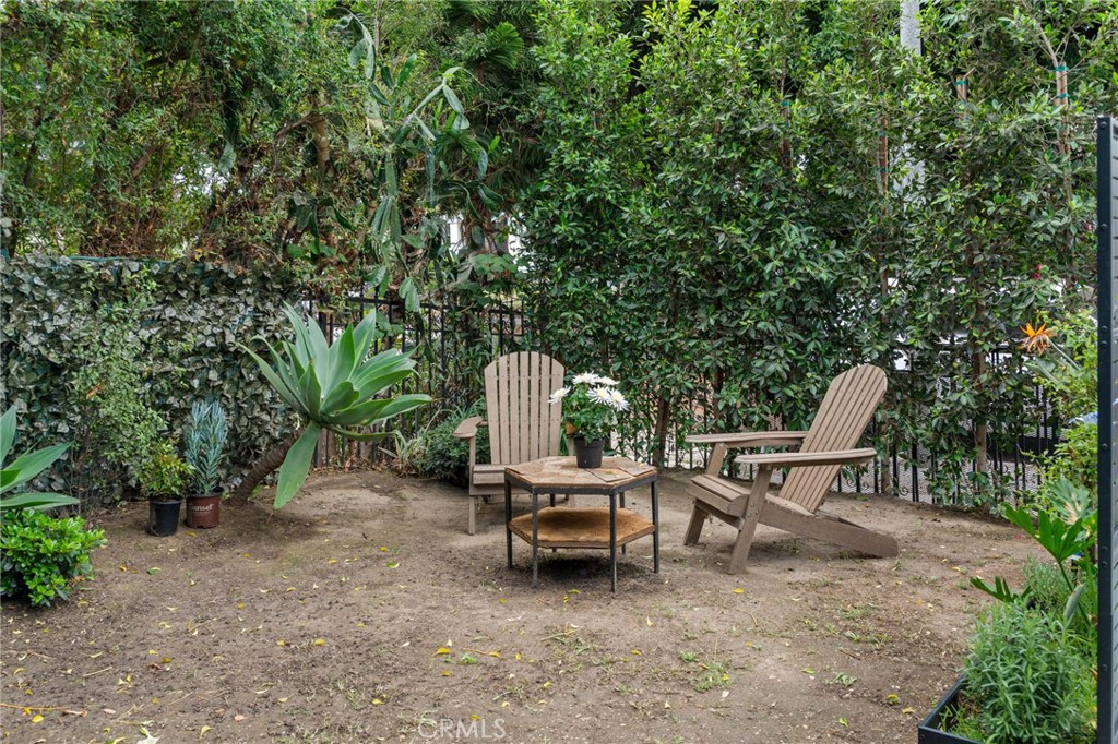 3858 S Hobart Boulevard Property Photo 4