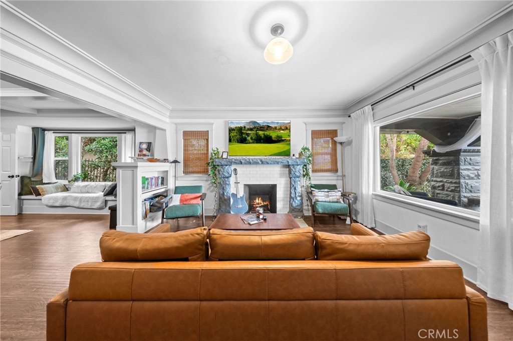 3858 S Hobart Boulevard Property Photo 6