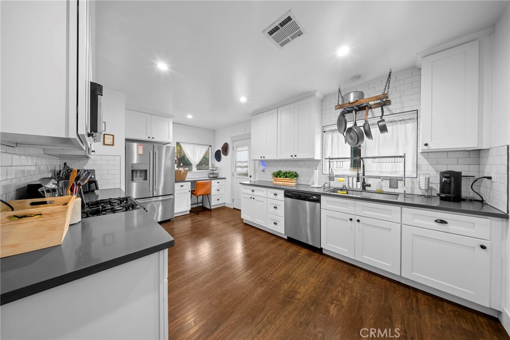 3858 S Hobart Boulevard Property Photo 12