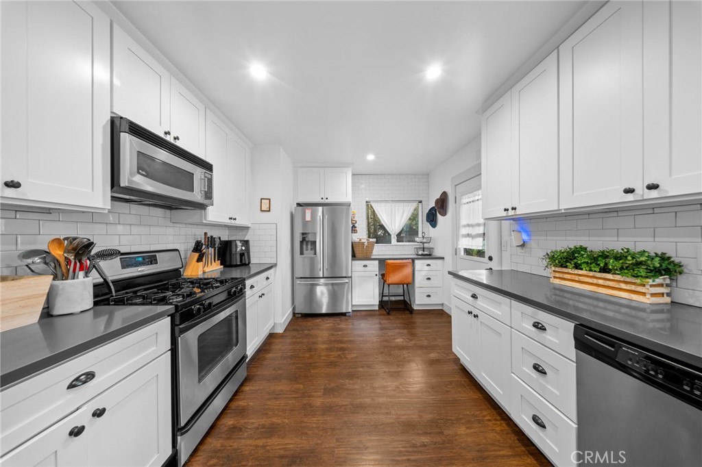 3858 S Hobart Boulevard Property Photo 14
