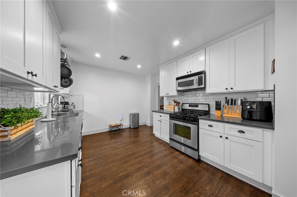 3858 S Hobart Boulevard Property Photo 15