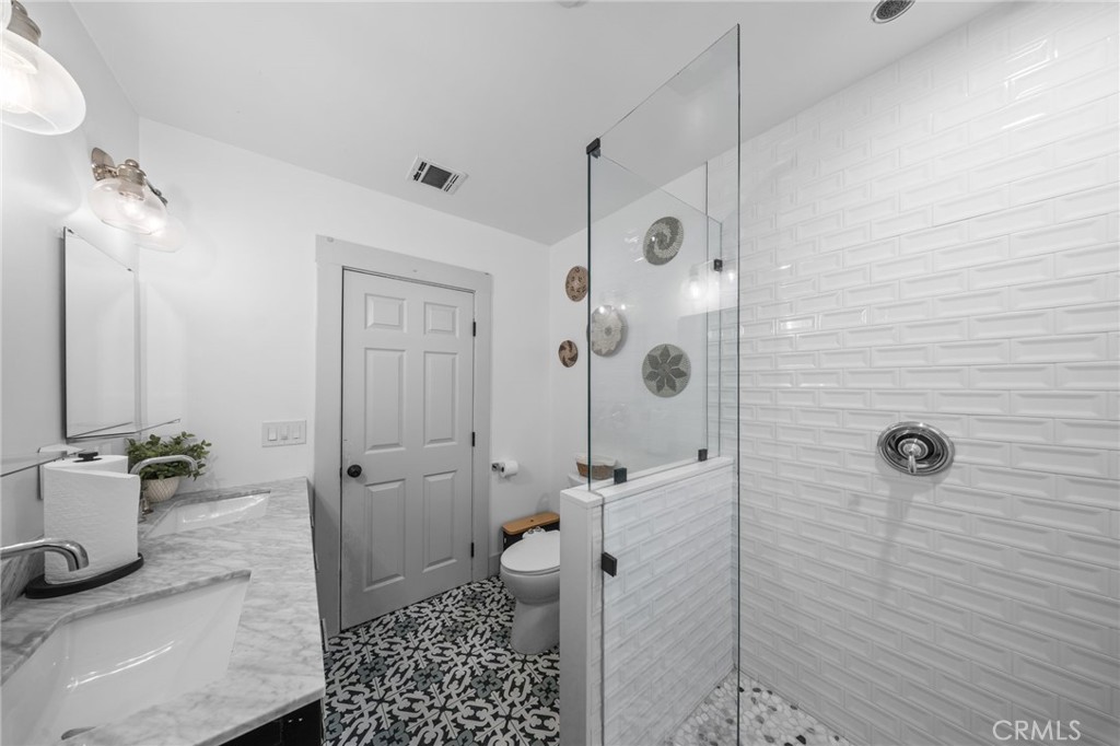 3858 S Hobart Boulevard Property Photo 19