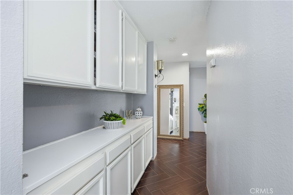 2326 N Sycamore Property Photo 7
