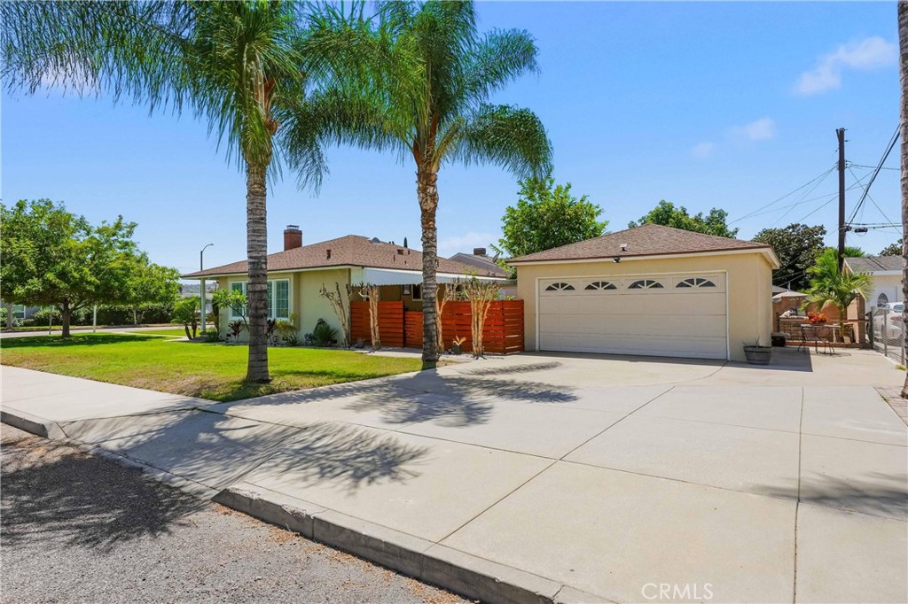 943 E Olive Property Photo 3