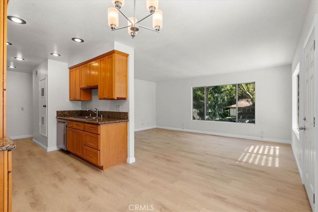 2101 E Aroma Property Photo 10