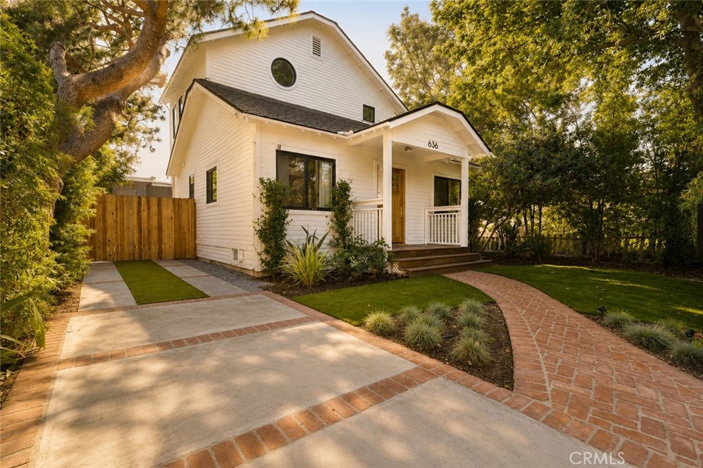 636 Bay Property Photo 1